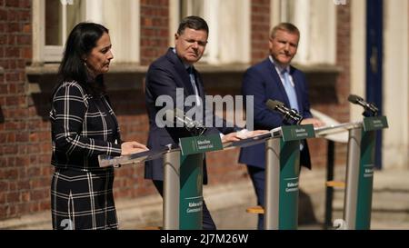 (Von links nach rechts) die Kunstministerin Catherine Martin, Finanzminister Paschal Donohoe und der Minister für öffentliche Ausgaben Michael McGrath sprachen vor den Medien vor dem Dublin Castle, nachdem die irische Regierung angekündigt hatte, den niedrigeren Mehrwertsteuersatz für den Gastgewerbe zu verlängern. Bilddatum: Dienstag, 10. Mai 2022. Stockfoto