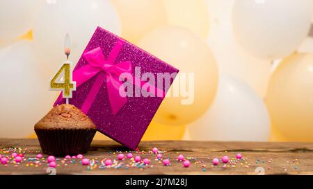 Alles gute zum Geburtstag mit rosa Geschenkbox für Baby Mädchen. Schöne Geburtstagskarte mit einem Cupcake und einer brennenden Kerze Stockfoto