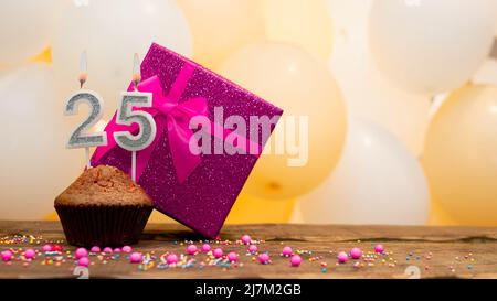 Alles gute zum Geburtstag mit rosa Geschenkbox für Baby Mädchen. Schöne Geburtstagskarte mit einem Cupcake und einer brennenden Kerze Stockfoto