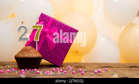 Alles gute zum Geburtstag mit rosa Geschenkbox für Baby Mädchen. Schöne Geburtstagskarte mit einem Cupcake und einer brennenden Kerze Stockfoto