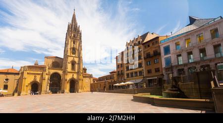 Oviedo, SPANIEN - 21. Juli 2019: Kathedrale von San Salvador in Oviedo Stockfoto