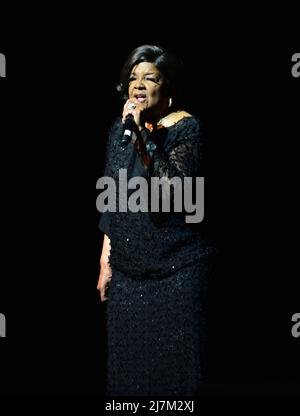 MIAMI, FL - 08. MAI: Shirley Caesar spielt live auf der Bühne während einer Muttertagsfeiern im James L. Knight Center am 08. Mai 2022 in Miami, Florida. (Foto von JL/Sipa USA) Stockfoto