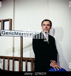 Bruno Jonas, deutscher Kabarettist und Autor, hier mit seinem Soloprogramm: WIRKLICH WAHR, in der Münchner Dach- und Schießgesellschaft, Deutschland, 1990. Bruno Jonas, deutscher Kabarettist und Autor, hier mit seinem Soloprogramm: WIRKLICH WAHR, an der Münchner Lach- und Schießgesellschaft, Deutschland, 1990. Stockfoto