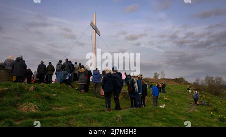 Die Menge der Gemeinde traf sich auf dem Hügel zum traditionellen Ostersonntag-Morgengottesdienst mit einem hohen Holzkreuz - dem Chevin, Otley, West Yorkshire England, Großbritannien. Stockfoto