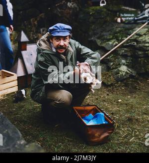 Leicht wie du und ich, ZDF TV-Serie, Deutschland, 1981, Geschichten mit Harald Juhnke in der Hauptrolle, Folge: Nachwuchssorgen, Szene: Harald Juhnke mit Meerschweinchen. Leute wie du und ich, ZDF-Fernsehserie, Deutschland, 1981, Geschichten mit Harald Juhnke in der Hauptrolle, Folge: Nachwuchssorgen, Szene: Harald Juhnke mit Guinea-Schwein. Stockfoto