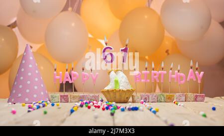 Schöner Hintergrund Happy Birthday Nummer mit brennenden Kerzen, Geburtstagskerzen in rosa Buchstaben. Festlicher Hintergrund mit Ballons Stockfoto