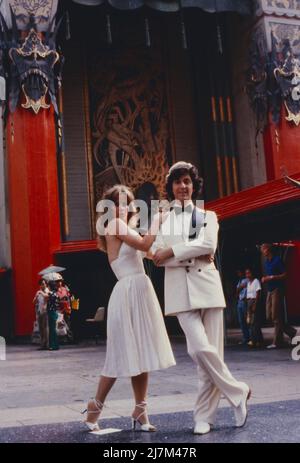 Hollywood, ich komme, deutscher Fernsehfilm, Deutschland, 1980, Regie: Ralf Gregan, im Bild: Heidi Brühl und Ilja Richter vor dem Chinese Theatre auf dem Hollywood Boulevard. Hollywood, ich komme, deutscher Fernsehfilm, Deutschland, 1980, Regie: Ralf Gregan, auf dem Foto: Heidi Brühl und Ilja Richter am Hollywood Boulevard Stockfoto