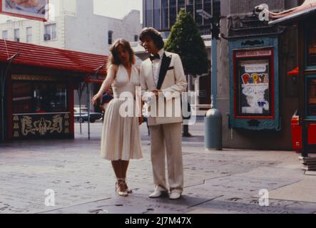 Hollywood, ich komme, deutscher Fernsehfilm, Deutschland, 1980, Regie: Ralf Gregan, im Bild: Heidi Brühl und Ilja Richter vor dem Chinese Theatre auf dem Hollywood Boulevard. Hollywood, ich komme, deutscher Fernsehfilm, Deutschland, 1980, Regie: Ralf Gregan, auf dem Foto: Heidi Brühl und Ilja Richter am Hollywood Boulevard Stockfoto