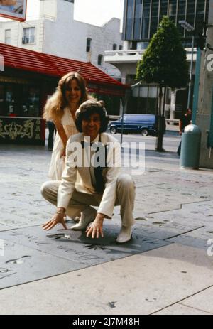 Hollywood, ich komme, deutscher Fernsehfilm, Deutschland, 1980, Regie: Ralf Gregan, im Bild: Heidi Brühl und Ilja Richter auf dem Hollywood Boulevard, Walk of Fame. Hollywood, ich komme, deutscher Fernsehfilm, Deutschland, 1980, Regie: Ralf Gregan, auf dem Foto: Heidi Brühl und Ilja Richter am Hollywood Boulevard, Walk of Fame. Stockfoto