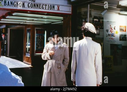 Hollywood, ich komme, deutscher Fernsehfilm, Deutschland, 1980, Regie: Ralf Gregan, Szene auf dem Hollywood Boulevard: Tony Lorea, verkleidet als Humphrey Bogart und Ilja Richter. Hollywood, ich komme, deutscher Fernsehfilm, Deutschland, 1980, Regie: Ralf Gregan, Szene auf dem Hollywood Boulevard: Tony Lorea als Humphrey Bogart und Ilja Richter gekleidet Stockfoto