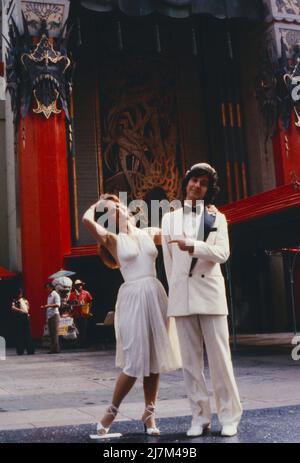 Hollywood, ich komme, deutscher Fernsehfilm, Deutschland, 1980, Regie: Ralf Gregan, im Bild: Heidi Brühl und Ilja Richter vor dem Chinese Theatre auf dem Hollywood Boulevard. Hollywood, ich komme, deutscher Fernsehfilm, Deutschland, 1980, Regie: Ralf Gregan, auf dem Foto: Heidi Brühl und Ilja Richter am Hollywood Boulevard Stockfoto