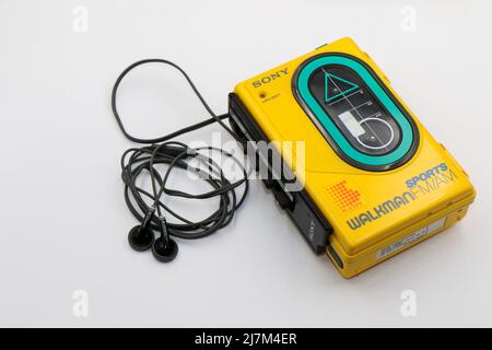 Sony Sports Walkman Radio-Kassettenspieler. Retro Vintage tragbare Audiomusik device1980s. Kopfhörer oder in-Ear-Kopfhörer angeschlossen. Stockfoto