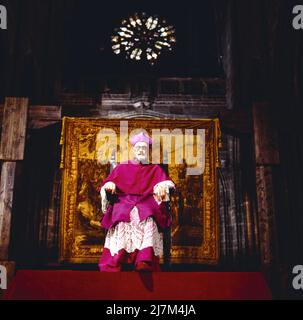 Martin Luther, deutscher Fernsehfilm in zwei Teilen über die wichtigsten Lebensstationen des Reformators, Deutschland, 1983, Teil 1, Szene: ERNST FRITZ FÜRBRINGER als Kardinal-Kajetan. Martin Luther, deutscher Fernsehfilm in zwei Teilen über die wichtigsten Etappen im Leben des Reformators, Deutschland, 1983, Teil 1, Szene: ERNST FRITZ FUERBRINGER als Kardinal Cäletan. Stockfoto