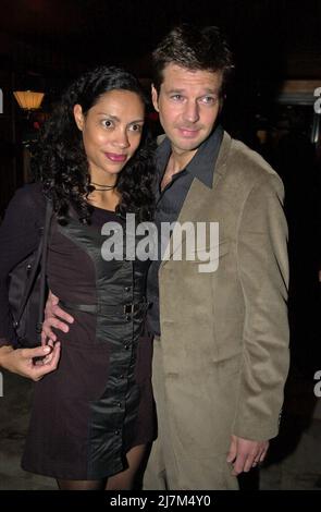 Schauspieler Kai Wiesinger und Ehefrau Chantal de Freitas bei der Gala VIP Lounge im Hotel 'vier Jahreszeiten' in Hamburg, Deutschland 2002. Stockfoto