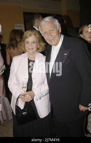 Showmaster und Schauspieler Joachim Blacky Fuchsberger mit Ehefrau Gundula bei der Verleihung des Bayerischen Filmpreises in München, Deutschland 2003. Stockfoto