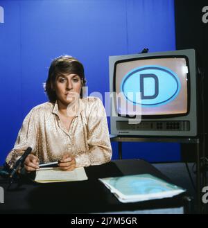 Kennzeichen D, ZDF Politmagazin über den Alltag auf beiden Seiten der innerdeutschen Grenze, Deutschland, 1980, im Bild: LEA ROSH, deutsche Fernsehjournalistin, erstmal als neue Kommentatorin der politischen Sendereihe. Kennzeichen D, Fernsehmagazin über den Alltag auf beiden Seiten der innerdeutschen Grenze, Deutschland, 1980, im Bild: LEA ROSH, deutsche Fernsehjournalistin, Zum ersten Mal als neuer Kommentator der politischen Serie. Stockfoto