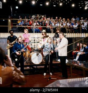 ZDF Hitparade, Musiksendung, Deutschland, 1982, Sänger und Gitarrist Peter Maffay mit Band und Moderator Dieter Thomas Heck. Hitparade, ZDF-Musikprogramm, Deutschland, 1982, Sänger und Gitarrist Peter Maffay mit Band und Moderator Dieter Thomas Heck. Stockfoto