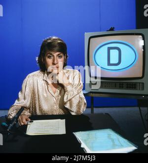 Kennzeichen D, ZDF Politmagazin über den Alltag auf beiden Seiten der innerdeutschen Grenze, Deutschland, 1980, im Bild: LEA ROSH, deutsche Fernsehjournalistin, erstmal als neue Kommentatorin der politischen Sendereihe. Kennzeichen D, Fernsehmagazin über den Alltag auf beiden Seiten der innerdeutschen Grenze, Deutschland, 1980, im Bild: LEA ROSH, deutsche Fernsehjournalistin, Zum ersten Mal als neuer Kommentator der politischen Serie. Stockfoto
