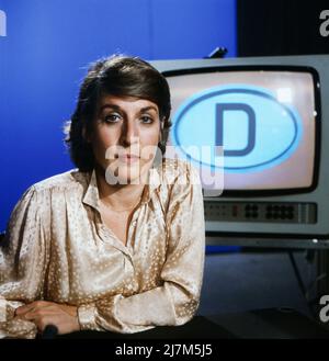 Kennzeichen D, ZDF Politmagazin über den Alltag auf beiden Seiten der innerdeutschen Grenze, Deutschland, 1980, im Bild: LEA ROSH, deutsche Fernsehjournalistin, erstmal als neue Kommentatorin der politischen Sendereihe. Kennzeichen D, Fernsehmagazin über den Alltag auf beiden Seiten der innerdeutschen Grenze, Deutschland, 1980, im Bild: LEA ROSH, deutsche Fernsehjournalistin, Zum ersten Mal als neuer Kommentator der politischen Serie. Stockfoto