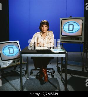 Kennzeichen D, ZDF Politmagazin über den Alltag auf beiden Seiten der innerdeutschen Grenze, Deutschland, 1980, im Bild: LEA ROSH, deutsche Fernsehjournalistin, erstmal als neue Kommentatorin der politischen Sendereihe. Kennzeichen D, Fernsehmagazin über den Alltag auf beiden Seiten der innerdeutschen Grenze, Deutschland, 1980, im Bild: LEA ROSH, deutsche Fernsehjournalistin, Zum ersten Mal als neuer Kommentator der politischen Serie. Stockfoto