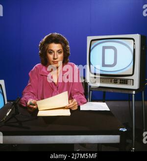 Kennzeichen D, ZDF Politmagazin über den Alltag auf beiden Seiten der innerdeutschen Grenze, Deutschland, 1980, im Bild: LEA ROSH, deutsche Fernsehjournalistin, erstmal als neue Kommentatorin der politischen Sendereihe. Kennzeichen D, Fernsehmagazin über den Alltag auf beiden Seiten der innerdeutschen Grenze, Deutschland, 1980, im Bild: LEA ROSH, deutsche Fernsehjournalistin, Zum ersten Mal als neuer Kommentator der politischen Serie. Stockfoto