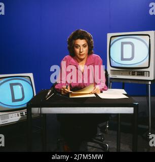 Kennzeichen D, ZDF Politmagazin über den Alltag auf beiden Seiten der innerdeutschen Grenze, Deutschland, 1980, im Bild: LEA ROSH, deutsche Fernsehjournalistin, erstmal als neue Kommentatorin der politischen Sendereihe. Kennzeichen D, Fernsehmagazin über den Alltag auf beiden Seiten der innerdeutschen Grenze, Deutschland, 1980, im Bild: LEA ROSH, deutsche Fernsehjournalistin, Zum ersten Mal als neuer Kommentator der politischen Serie. Stockfoto