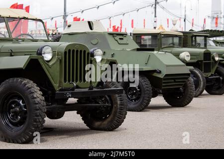 Moskau, Russland. 09.. Mai 2022. Fahrzeuge des Zweiten Weltkriegs werden im Gorki-Park in Moskau ausgestellt. Der Tag des Sieges in Russland hat sich seit langem vom Tag der Erinnerung an die Heldentat des sowjetischen Volkes in einen Tag des Vergessens verwandelt, vom Tag des Sieges über die Nazi-Aggression in einen Tag des Säbelrasselns, Von einem Tag des Triumphes der Vernunft und des Fortschritts zu einem Tag des Obskurantismus und der Idiotie. Kredit: SOPA Images Limited/Alamy Live Nachrichten Stockfoto