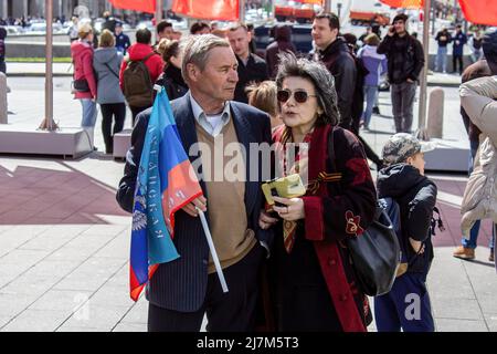 Moskau, Russland. 09.. Mai 2022. Ein Paar feiert den Siegestag in Moskau. Der Tag des Sieges in Russland hat sich seit langem vom Tag der Erinnerung an die Heldentat des sowjetischen Volkes in einen Tag des Vergessens verwandelt, vom Tag des Sieges über die Nazi-Aggression in einen Tag des Säbelrasselns, Von einem Tag des Triumphes der Vernunft und des Fortschritts zu einem Tag des Obskurantismus und der Idiotie. Kredit: SOPA Images Limited/Alamy Live Nachrichten Stockfoto