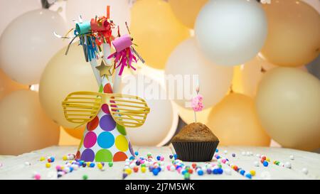 Kreative Geburtstagsgrüße mit Nummer oder Zahl, Feiertagshintergrund mit Luftballons, Dekorationen für den Urlaub, Kopierraum. Stockfoto