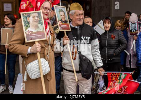 Moskau, Russland. 09.. Mai 2022. Die Teilnehmer der Kundgebung „Unsterbliches Regiment“ posieren für ein Foto an der Moskauer U-Bahn-Station Belorusskaja. Der Tag des Sieges in Russland hat sich seit langem vom Tag der Erinnerung an die Heldentat des sowjetischen Volkes in einen Tag des Vergessens verwandelt, vom Tag des Sieges über die Nazi-Aggression in einen Tag des Säbelrasselns, Von einem Tag des Triumphes der Vernunft und des Fortschritts zu einem Tag des Obskurantismus und der Idiotie. Kredit: SOPA Images Limited/Alamy Live Nachrichten Stockfoto