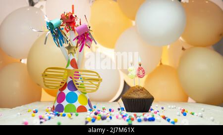 Kreative Geburtstagsgrüße mit Nummer oder Zahl, Feiertagshintergrund mit Luftballons, Dekorationen für den Urlaub, Kopierraum. Stockfoto