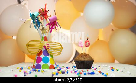 Kreative Geburtstagsgrüße mit Nummer oder Zahl, Feiertagshintergrund mit Luftballons, Dekorationen für den Urlaub, Kopierraum. Stockfoto