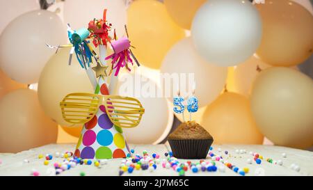 Kreative Geburtstagsgrüße mit Nummer oder Zahl, Feiertagshintergrund mit Luftballons, Dekorationen für den Urlaub, Kopierraum. Stockfoto