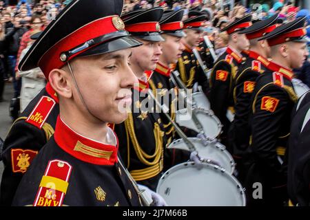 Moskau, Russland. 09.. Mai 2022. Studenten der Moskauer Militärmusikhochschule Waleri Khalilow Suworow marschieren und spielen am Tag des Sieges in Moskau Trommeln. Der Tag des Sieges in Russland hat sich seit langem vom Tag der Erinnerung an die Heldentat des sowjetischen Volkes in einen Tag des Vergessens verwandelt, vom Tag des Sieges über die Nazi-Aggression in einen Tag des Säbelrasselns, Von einem Tag des Triumphes der Vernunft und des Fortschritts zu einem Tag des Obskurantismus und der Idiotie. (Foto von Vlad Karkov/SOPA Images/Sipa USA) Quelle: SIPA USA/Alamy Live News Stockfoto