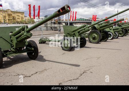 Moskau, Russland. 09.. Mai 2022. Im Gorki-Park in Moskau werden Kanonen aus dem Zweiten Weltkrieg ausgestellt. Der Tag des Sieges in Russland hat sich seit langem vom Tag der Erinnerung an die Heldentat des sowjetischen Volkes in einen Tag des Vergessens verwandelt, vom Tag des Sieges über die Nazi-Aggression in einen Tag des Säbelrasselns, Von einem Tag des Triumphes der Vernunft und des Fortschritts zu einem Tag des Obskurantismus und der Idiotie. (Foto von Vlad Karkov/SOPA Images/Sipa USA) Quelle: SIPA USA/Alamy Live News Stockfoto