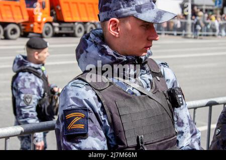 Moskau, Russland. 09.. Mai 2022. Ein Sergeant von OMON, einer speziellen Polizeieinheit innerhalb der Nationalgarde Russlands, steht auf der Straße New Arbat in Moskau auf der Wache. Der Tag des Sieges in Russland hat sich seit langem vom Tag der Erinnerung an die Heldentat des sowjetischen Volkes in einen Tag des Vergessens verwandelt, vom Tag des Sieges über die Nazi-Aggression in einen Tag des Säbelrasselns, Von einem Tag des Triumphes der Vernunft und des Fortschritts zu einem Tag des Obskurantismus und der Idiotie. (Foto von Vlad Karkov/SOPA Images/Sipa USA) Quelle: SIPA USA/Alamy Live News Stockfoto
