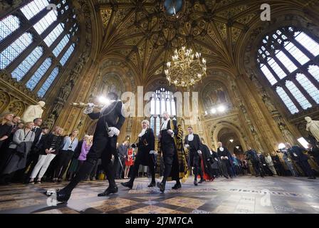Lady Usher von The Black Rod, Sarah Clarke (2. links) und die Sprecherin des Unterhauses, Lindsey Hoyle (3. links), gehen vor der Eröffnung des Parlaments im House of Lords, London, durch die zentrale Lobby im Palace of Westminster. Bilddatum: Dienstag, 10. Mai 2022. Stockfoto