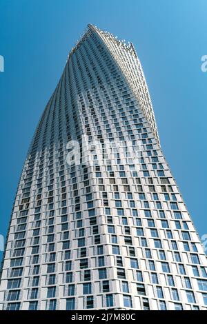 Dubai, VAE - 11.03.2017: Weitwinkelaufnahme des Cayan Tower oder Infinity Tower, eines berühmten Wolkenkratzers im Jachthafen von Dubai. Blauer Himmel im Hintergrund. Stockfoto