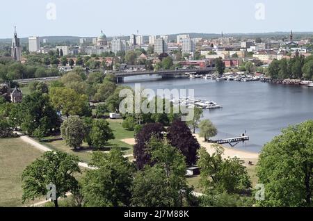 10. Mai 2022, Brandenburg, Potsdam/Babelsberg: Blick vom Flatow Tower über den Park Babelsberg in die Innenstadt. In den kommenden Jahren soll in der Reihe 'Denkmaltopographie Bundesrepublik Deutschland' ein mehrbändiger Katalog zu Potsdam erscheinen. Das Projekt wird unter der Leitung des Landesamtes für Denkmalpflege Brandenburg (BLDAM) in Zusammenarbeit mit der Schlossstiftung (SPSG) und der Stadt entwickelt. Foto: Bernd Settnik/dpa/ZB Stockfoto