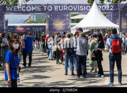 Turin, Italien. 10.. Mai 2022. Fans warten vor dem Eingang zum Eurovision Song Contest (ESC) Event. Der internationale Musikwettbewerb findet zum 66.. Mal statt, Musiker aus insgesamt 40 Ländern nehmen am Wettbewerb Teil. Quelle: Jens Büttner/dpa/Alamy Live News Stockfoto