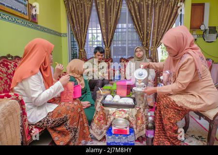 Batu Pahat, Malaysia - 4.. Mai 2022: Eine Familie Hari Raya Aidilfitri Eid-UL-Fitr Essen und eine Festlichkeit in Malaysia Familie, Glück und Vergebung Stockfoto