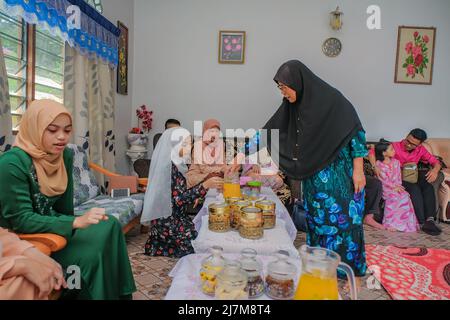 Batu Pahat, Malaysia - 4.. Mai 2022: Eine Familie Hari Raya Aidilfitri Eid-UL-Fitr Essen und eine Festlichkeit in Malaysia Familie, Glück und Vergebung Stockfoto