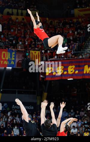 BARCELONA - APR 10: Cheerleader in Aktion während des ACB League-Spiels zwischen dem FC Barcelona und Real Madrid am 10,2022. April im Palau Blaugrana in Bar Stockfoto