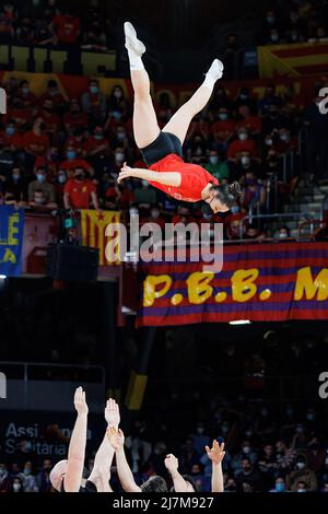 BARCELONA - APR 10: Cheerleader in Aktion während des ACB League-Spiels zwischen dem FC Barcelona und Real Madrid am 10,2022. April im Palau Blaugrana in Bar Stockfoto