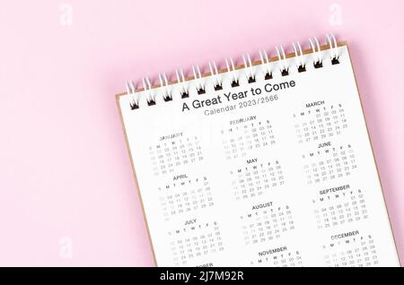 Der 12 Monate Tischkalender 2023 auf rosa Hintergrund. Stockfoto