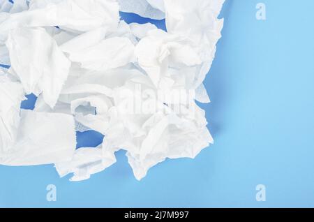 Das zerknitterte Seidenpapier auf blauem Hintergrund. Stockfoto