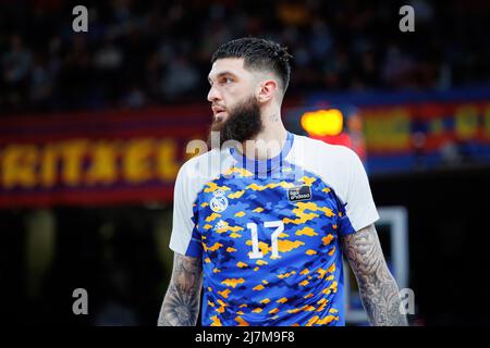 BARCELONA - APR 10: Vincent Poirier in Aktion während des ACB League-Spiels zwischen dem FC Barcelona und Real Madrid am 10,2022. April im Palau Blaugrana Stockfoto