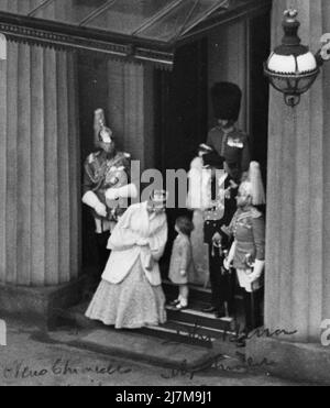 Datei-Foto vom 04/11/52 von Königin Elizabeth II Biegungen für ein privates Wort mit Prinz Charles. Als mollig-betroffenes Kleinkind stand Prinz Charles an einer Wand im Clarence House und küsste seine Mutter und Großeltern, während er die Wagen in einer Prozession für die staatliche Eröffnung des Parlaments beobachtete. Es war 1950 und George VI. War noch auf dem Thron. Ausgabedatum: Dienstag, 10. Mai 2022. Stockfoto