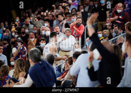 BARCELONA - APR 10: Alberto Abalde verlässt das Spielfeld, umgeben von wütenden Fans, während des ACB-League-Spiels zwischen dem FC Barcelona und Real Madrid in Palau Stockfoto