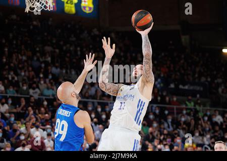 BARCELONA - APR 10: Vincent Poirier in Aktion während des ACB League-Spiels zwischen dem FC Barcelona und Real Madrid am 10,2022. April im Palau Blaugrana Stockfoto